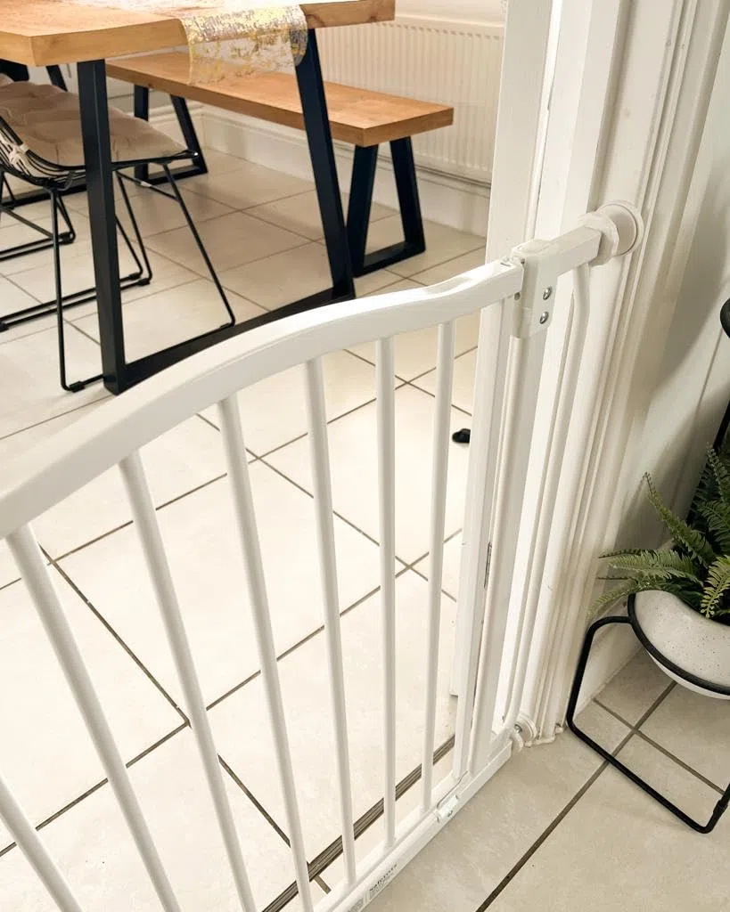 Safetots Barrera de Tope Curvo para Bebés, 171cm - 180cm, Blanca Mate, Barrera de Presión para Escaleras, Barrera de Seguridad para Bebés para Barreras, Instalación Fácil
