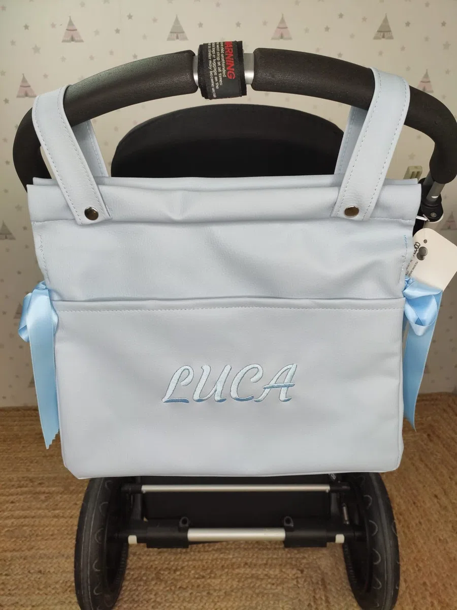Danielstore - Bolso Carro Bebé Personalizado | Organizador Pañaleras con Nombre | Diseño Urbano y Elegante | Bolsillos Internos y Externos | Fácil Limpieza, Azul, 40x35x10 cm, Polipiel